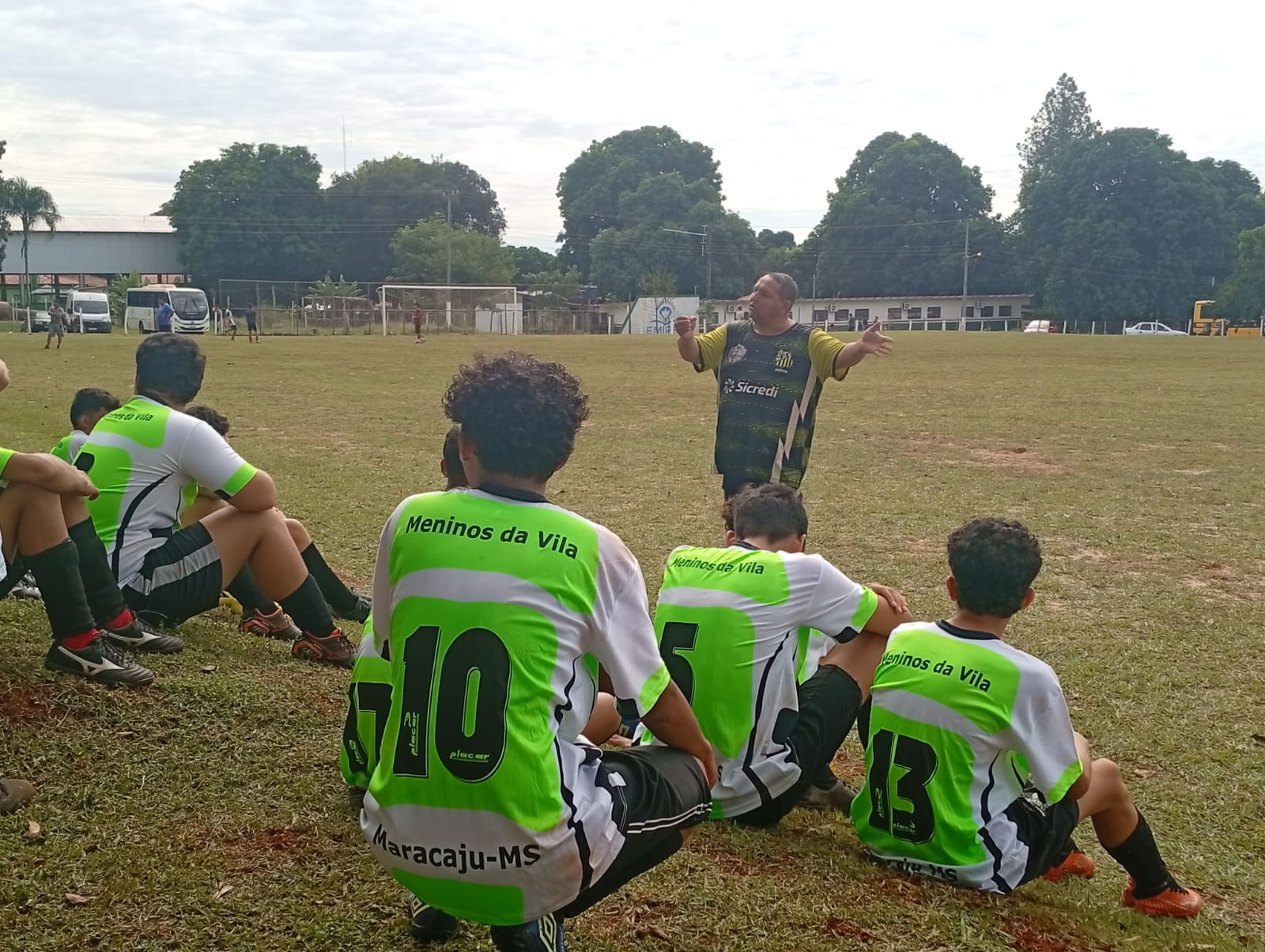 Técnico do MDV orientando os atletas em campo
