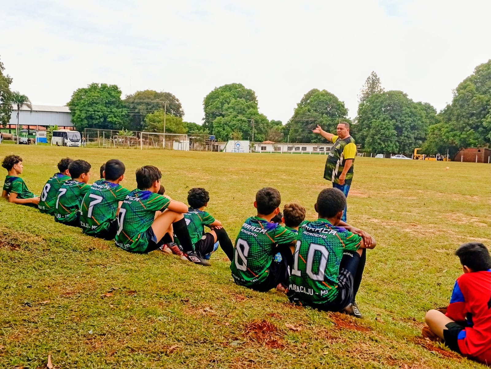 Atletas do MDV reunidos em campo