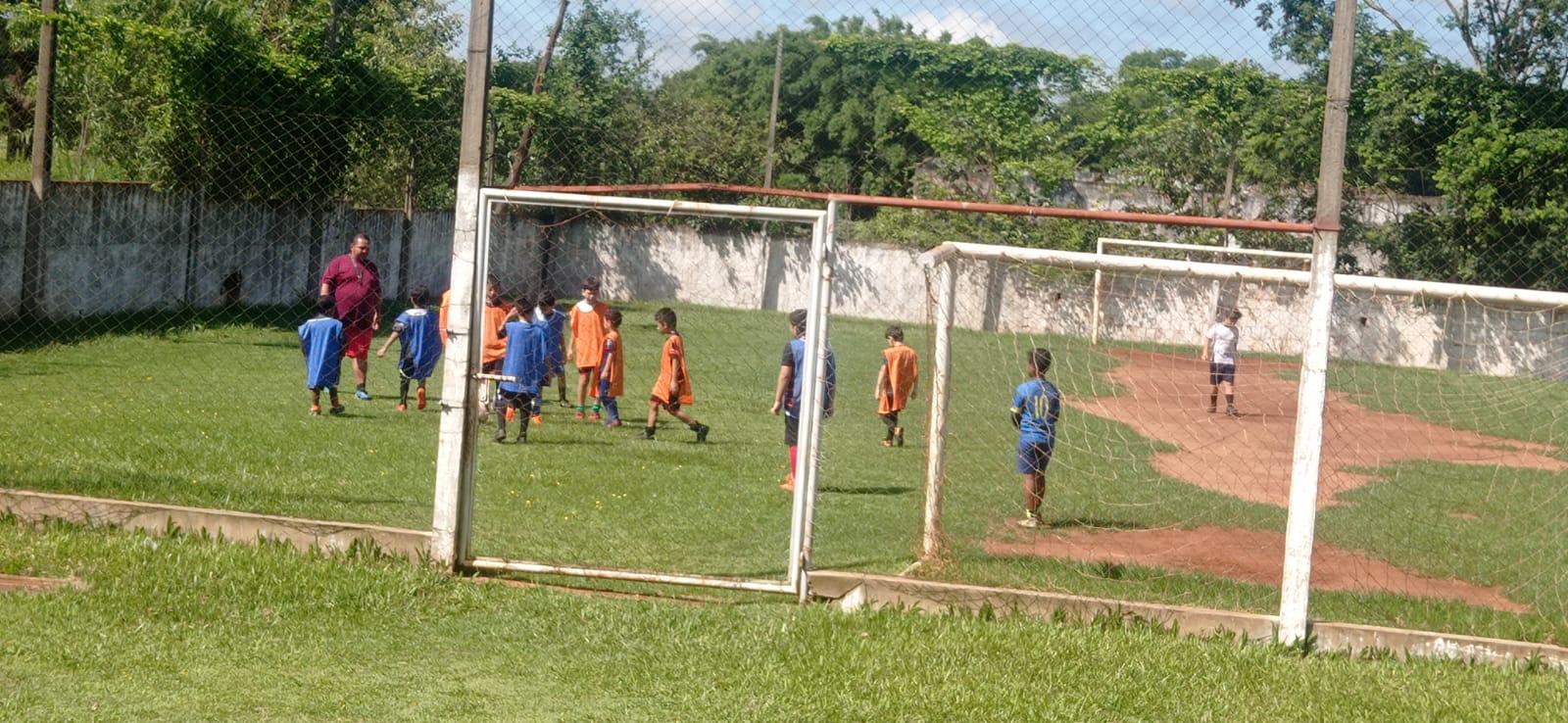Atletas do MDV em treino no campo