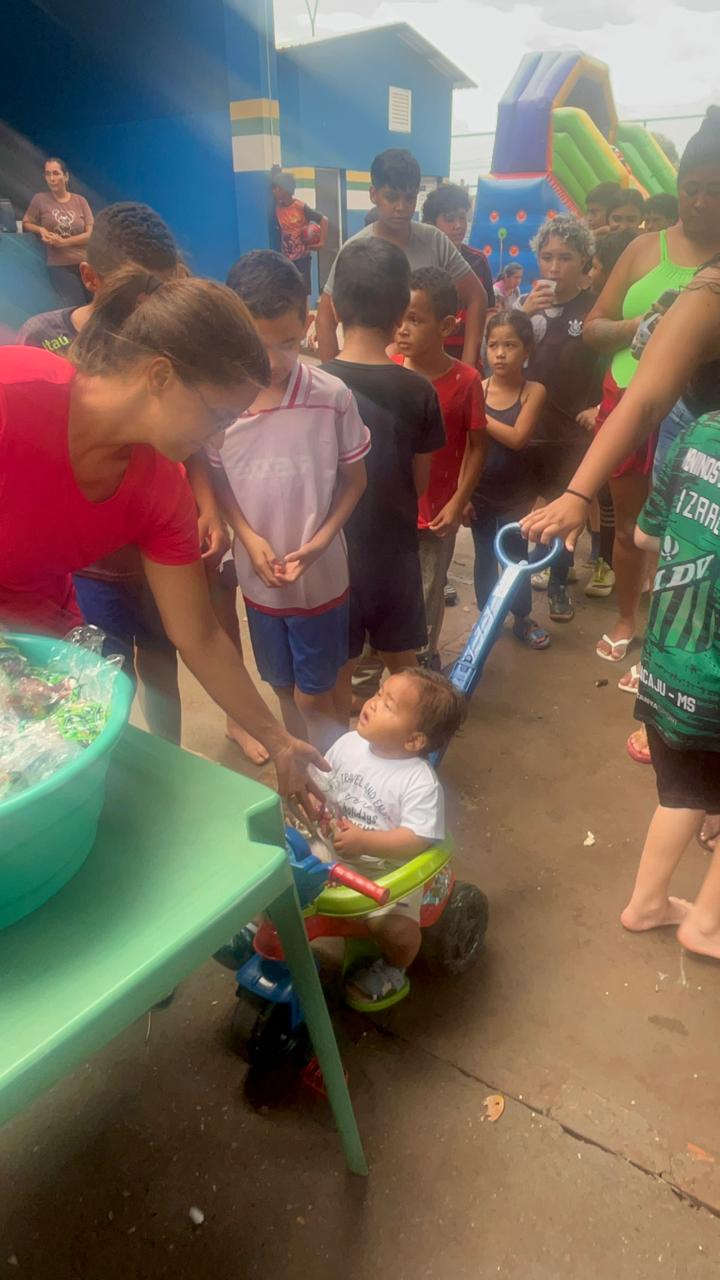 Crianças e famílias recebem lembranças durante a comemoração