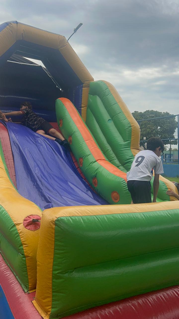 Crianças brincam no escorregador inflável