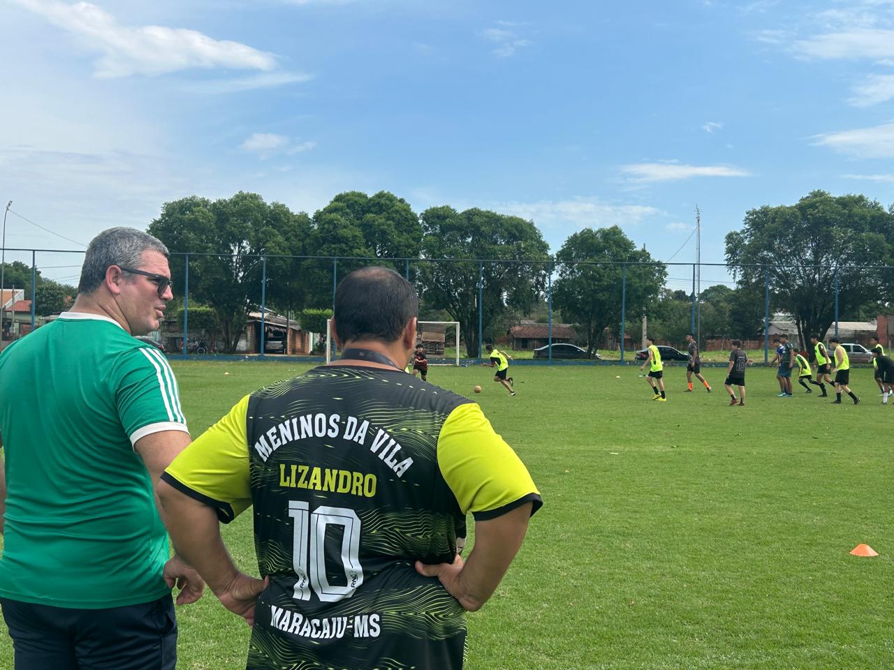 Professores acompanham as atividades de futebol no campo