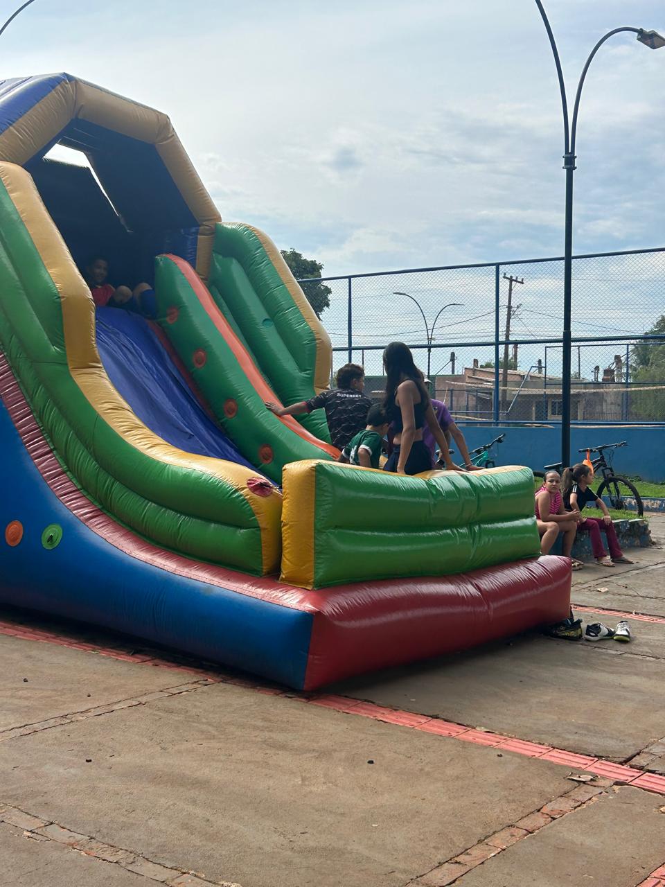 Brinquedo inflável e famílias na festa do Dia das Crianças