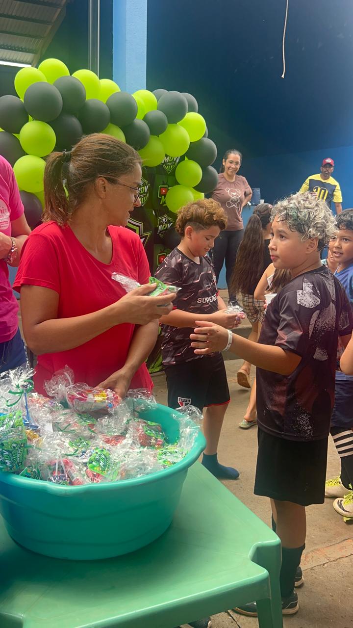 Entrega de lembranças com decoração verde e preta do MDV