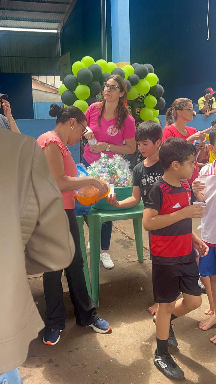Voluntárias servem bebidas e lanches aos participantes