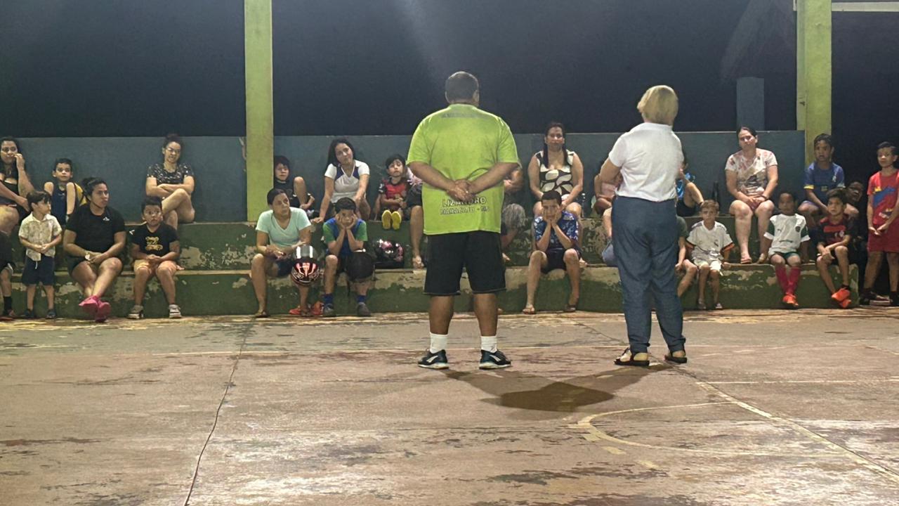 Reunião com pais e responsáveis na quadra da Escola Municipal Cecília de Castro Minervine